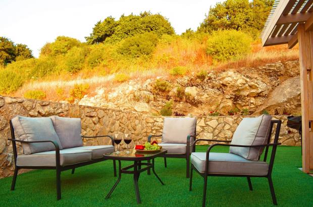 פינת ישיבה חיצונית באיזור החוץ הפרטי לסוויטה - Top Galilee Suites