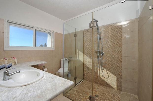 חדר רחצה עם מקלחון גדול מפנק - הדבר האמיתי