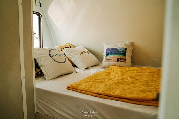 פנים הקרוואן עם מיטה זוגית ופינות ישיבה - קרוואן על הים