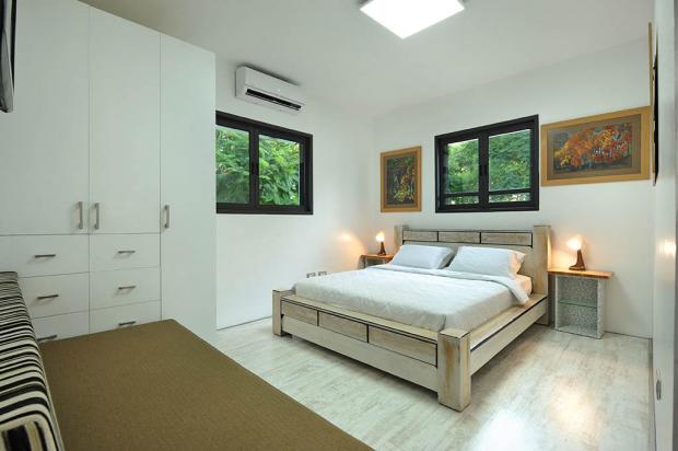 מיטה זוגית רכה ונעימה עם חלון הצופה אל הנוף המרשים - חאן הארגמן