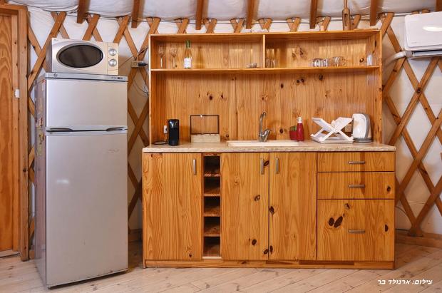המטבחון בגמליורט מאובזר במלואו ממקרר גדול ומכונת אספרסו ועד לכלי מטבח - גמליורט