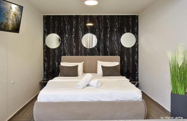 חדר שינה מעוצב עם מיטה זוגית - סוויטה רויאל כנרת