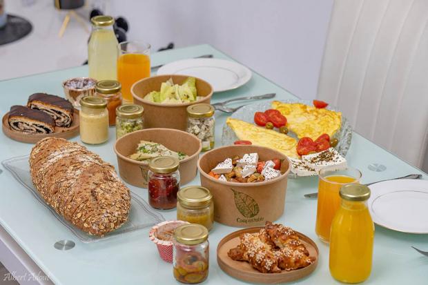 ארוחת בוקר איכותית ועשירה תוגש אליכם - סוויטת הנוף של שקדי