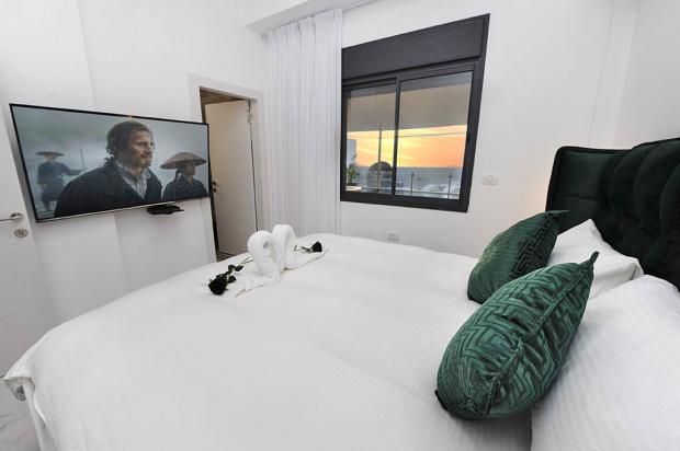 מיטה זוגית עם כריות נוי באחד משלושת חדרי השינה הנוחים - אחוזת רפאליס
