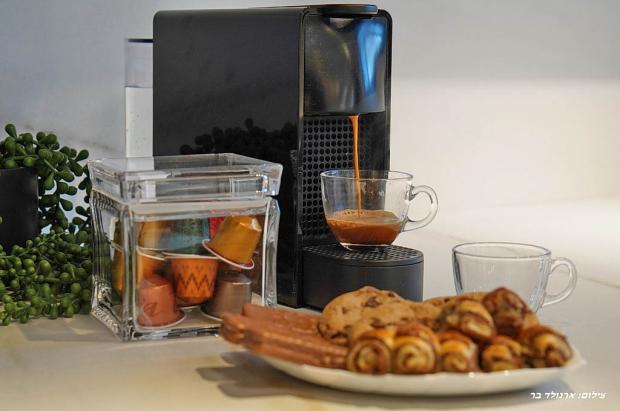 פינוקים לצד מכונת הקפה עם קפסולות איכותיות - סוויטת קרטייה