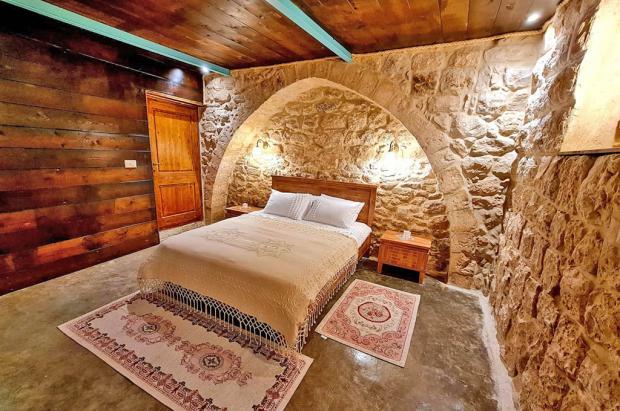 מיטה זוגית באבו הנד עם כיפות אבן מרהיבות - בית אבו הנד