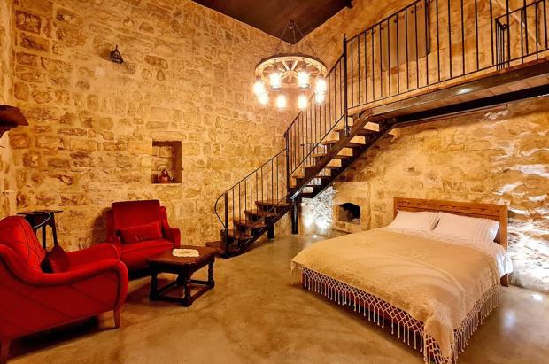 מיטה זוגית נוחה ומפנקת במרכז בית האבן - בית אבו הנד