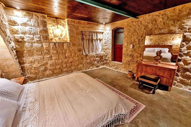 מיטה זוגית בבית האבן - בית אבו הנד