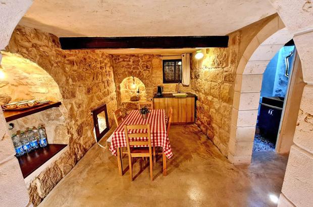 פינת אוכל בתוך בית האבן העתיק - בית אבו הנד