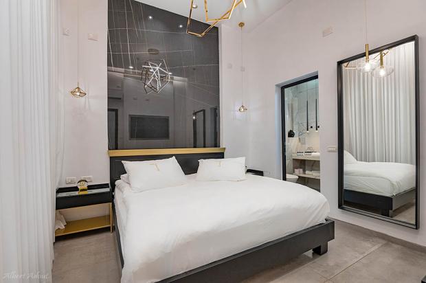 מיטה זוגית מפנקת בחדר השינה הראשי בסוויטה - גולד דרים בוטיק