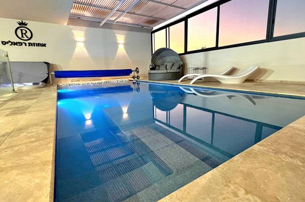 בריכה מחוממת ומקורה - Raffaeles mansion