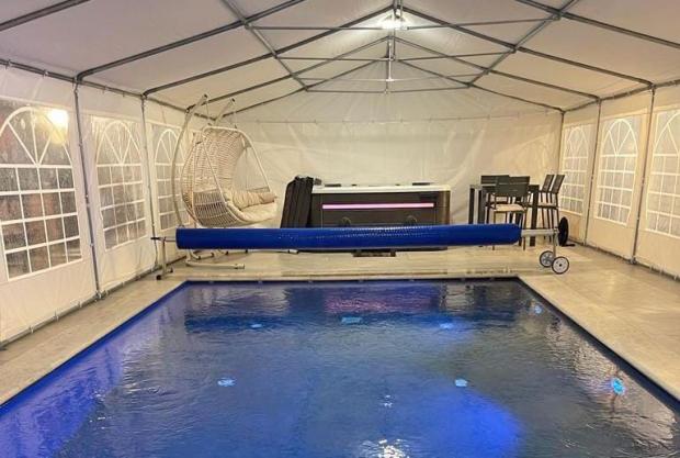 בריכה מחוממת ומקורה בפרטיות מלאה - סוויטת קרטייה