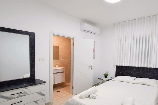 חדר שינה עם חדר רחצה צמוד - סוויטת גולד בוטיק