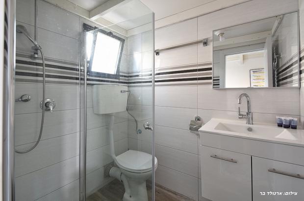 חדר הרחצה עם מקלחון ותמרוקי רחצה - סוויטות אור גולן