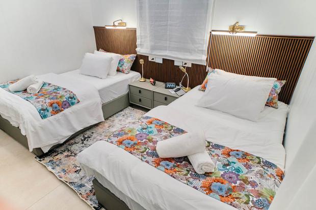 חדר שינה 1 מאסטר, בו 2 מיטות יחיד ניתנות לקירוב - עדן סוויט - Eden Suite