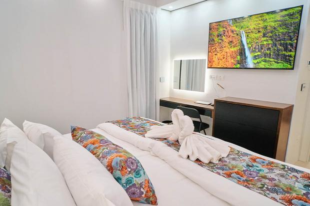 חדר שינה 1 מאסטר, בו מיטה זוגית יהודית ולמולה טלוויזיה חדישה - עדן סוויט - Eden Suite