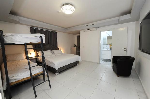 מיטה זוגית באחד החדרים עם מיטה זוגית וחדר רחצה פרטי - Aviv HaTzafon