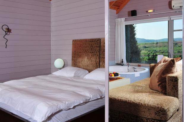 חדר שינה נעים ורומנטי עם מיטה ענקית ומפנקת - אגדה בכרם- לזוגות בלבד