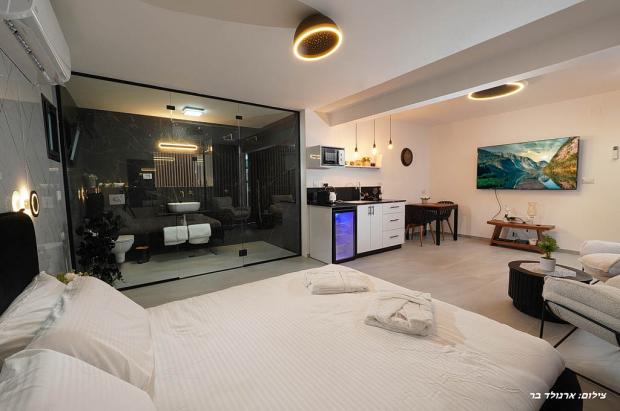 מיטה זוגית חדר רחצה ומטבחון בסוויטה - סויטות אור מוריה