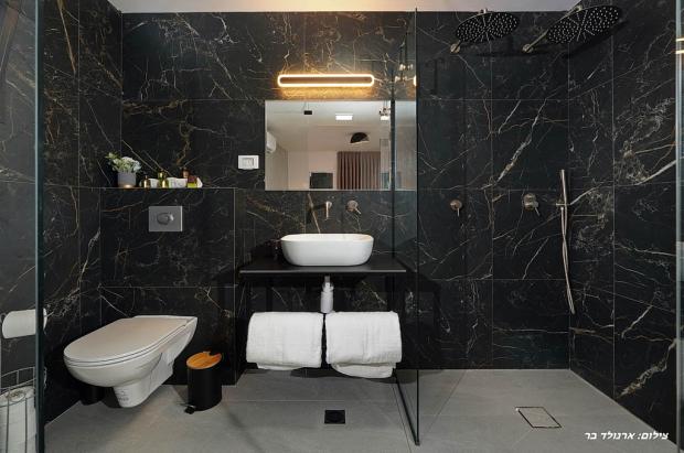 חדר הרחצה הפרטי עם מקלחון מרווח ראש כפול - סויטות אור מוריה