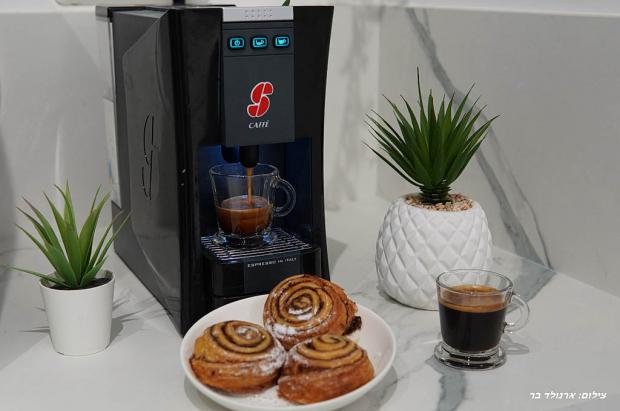 מכונת קפה איכותית עם קפסולות תואמות ונשנושים מתוקים - שקד סוויטת בוטיק