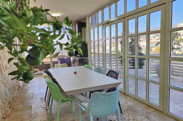 מרפסת מקורה עם פינת ברביקיו - נוף נמרוד