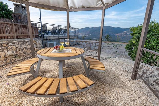 פינת ישיבה מקורה עם נוף קסום - גלילאה