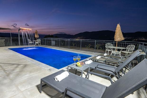 בריכת שחייה מחוממת ומקורה מול הנוף - גלילאה