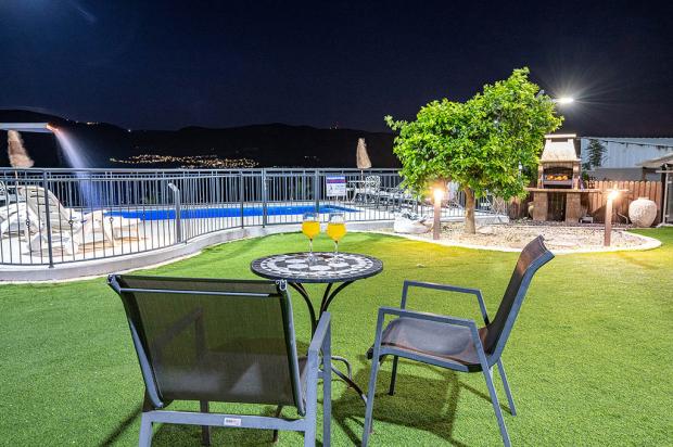 ערסלים ופינות ישיבה בגן המטופח והכל טובל בצמחייה ירוקה ונוף מרהיב - גלילאה