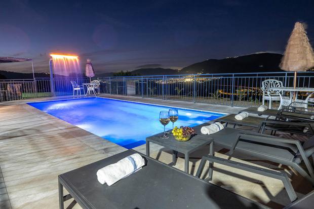 במתחם המשותף תוכלו למצוא מיטות שיזוף ופינות ישיבה מול הנוף המרהיב - גלילאה