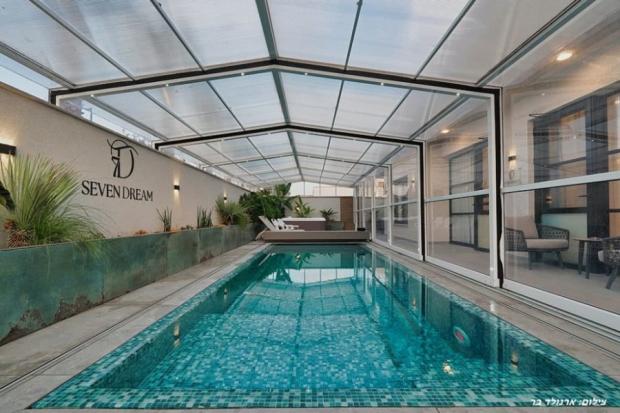 בריכת שחייה מפנקת מחוממת ומקורה בעונה - דרים בוטיק