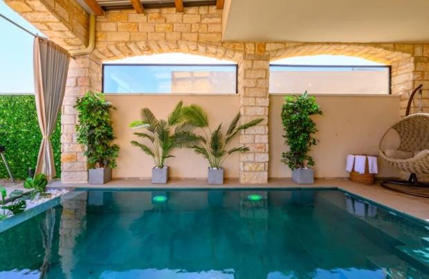 הבריכה הפרטית של הסוויטה - בארות מזל