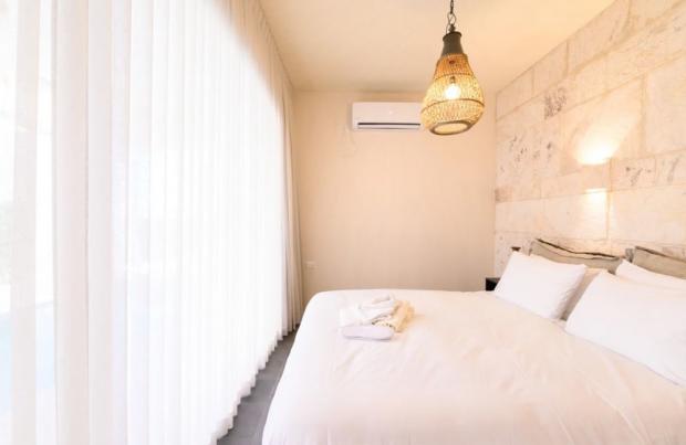 מיטה קינג סייז בסוויטה - בארות מזל