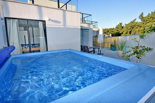 הבריכה עטופה בטבע ירוק - סוויטת וארדה