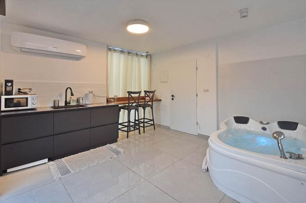 ג'קוזי מפנק בסוויטה - סוויטת וארדה