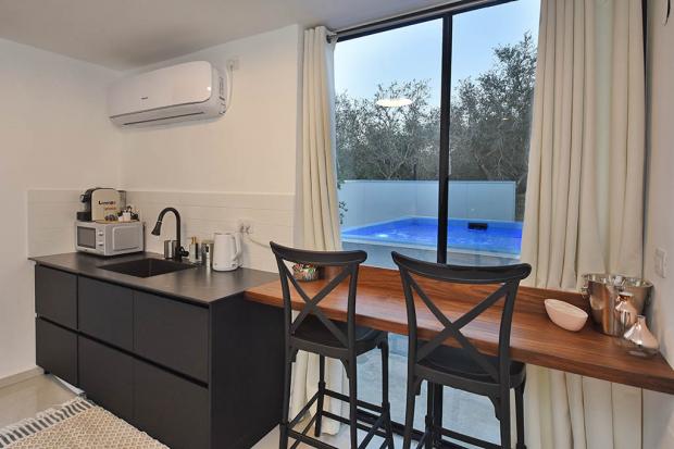 בר עם כיסאות צופה לבריכה - סוויטת וארדה