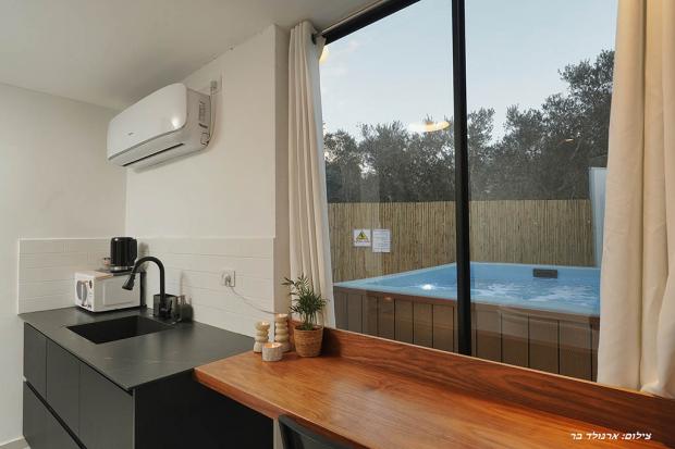 בר עם כיסאות צופה לבריכה בר עם כיסאות צופה לבריכה - סוויטת וארדה