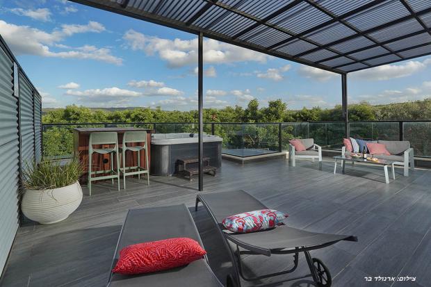 פינת ישיבה ומיטות שיזוף במרפסת המפנקת פינת ישיבה ומיטות שיזוף במרפסת המפנקת - collina verde