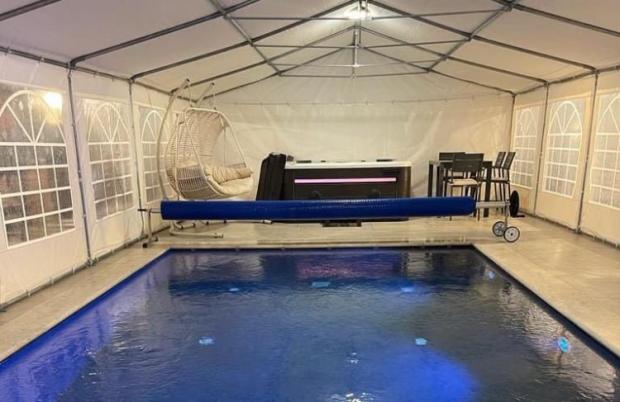 בריכת שחייה פרטית מחוממת ומקורה בחורף לסוויטה - סוויטת קרטייה