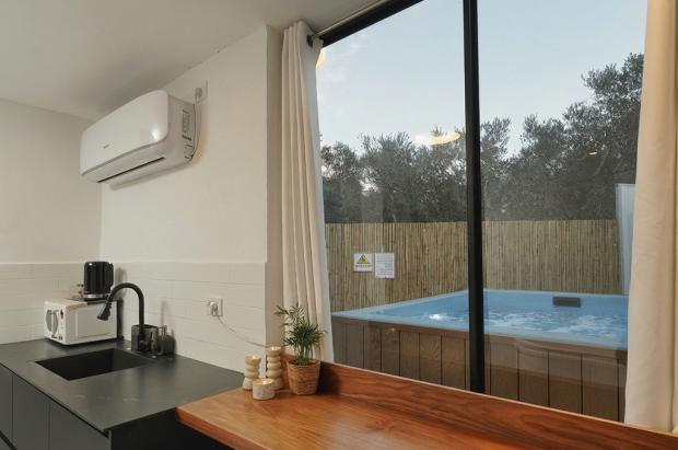 בר עם כיסאות צופה לבריכה בר עם כיסאות צופה לבריכה - סוויטת וארדה