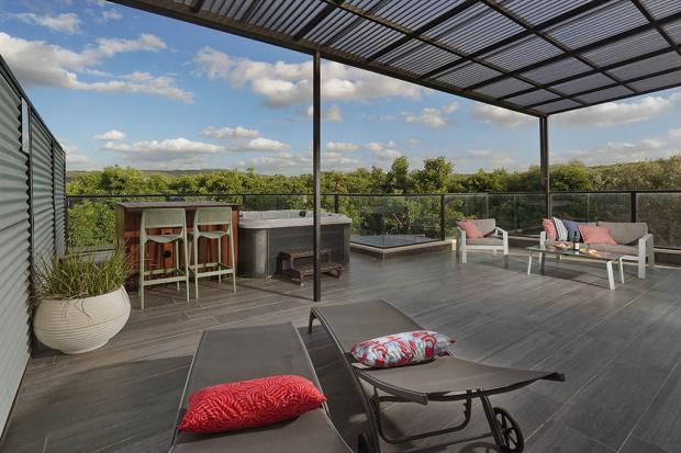 פינת ישיבה ומיטות שיזוף במרפסת המפנקת - קולינה