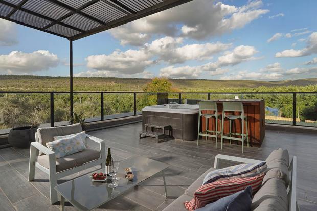 מרפסת ענקית עם ספא פרטי - קולינה