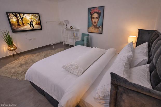 חדר שינה זוגי עם מיטה הנוחה ומפנקת במרכז חדר שינה זוגי עם מיטה הנוחה ומפנקת במרכז - Regaeim