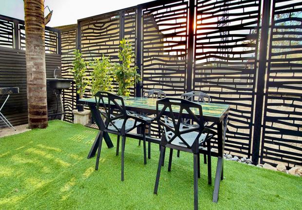 פינת ישיבה ומנגל בסוויטה - נוף ליער