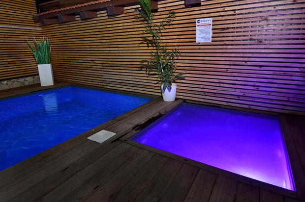 הבריכה מוארת בלילה - נוף ליער