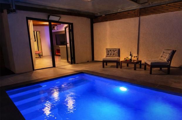 בריכת שחייה פרטית ומפנקת מחוממת ומקורה בעונה עם גקוזי מובנה - Narcissus Suite