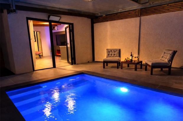 בריכת שחייה פרטית ומפנקת מחוממת ומקורה בעונה עם גקוזי מובנה - Narcissus Suite - couples only