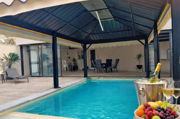 מבט לבריכה הפרטית המקורה - שרדונה- Chardonnay