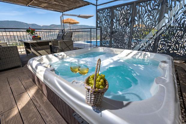 ג'קוזי ספא זרמים משותף לשלושת הצימרים מול הנוף הפתוח מראה עוצר נשימה!! - Galilea