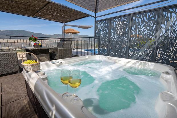 ג'קוזי ספא זרמים משותף לשלושת הצימרים מול הנוף הפתוח מראה עוצר נשימה!! - Galilea